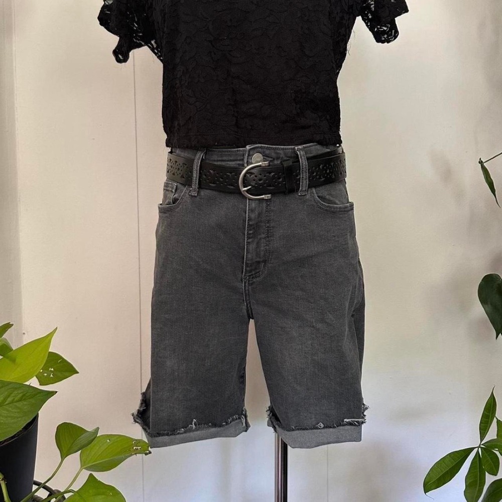Universal Thread Womens Black High Rise Bermuda Jean Shorts Jorts Raw Hem 10